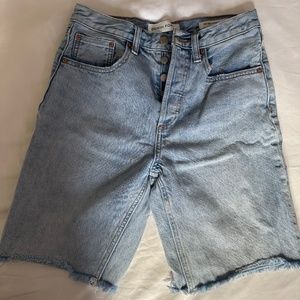 ARITZIA DENIM FORUM THE JONI LOOSE LONG DENIM SHORT, SIZE 25.